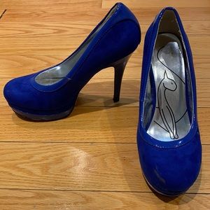 Blue pumps